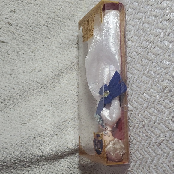 Barbie Queen Elizabeth II 70TH Anniversary Doll - Picture 8 of 11